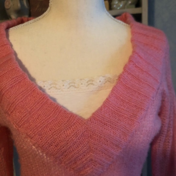 Pink sweater size medium - Picture 2 of 4